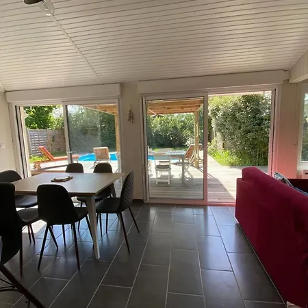 Hébergement de vacances Maison Des Lauriers à With Heated Pool *